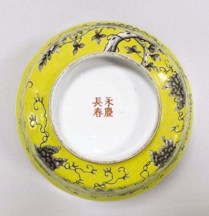CHINE - Époque GUANGXU (1875 - 1908) Bol légèrement évase et lobé en porcelaine décorée...
