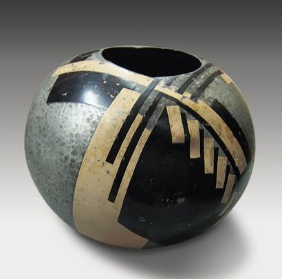 Jean DUNAND (1877-1942) Vase à corps sphérique en dinanderie d'étain à surface martelée...