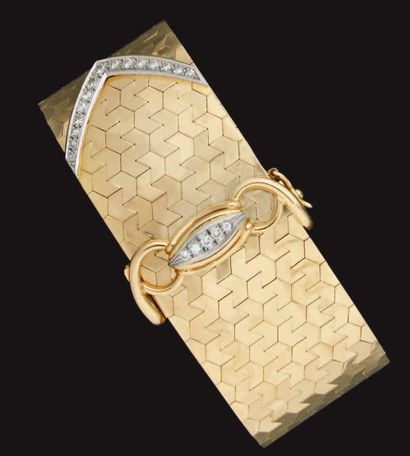 null Bracelet ceinture en or jaune formé d'un ruban large à décor d'alvéoles, l'embout...