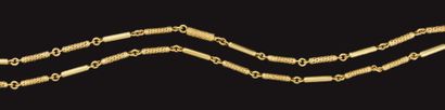null Longue chaîne de cou en or jaune à maillons cylindrique unis ou torsadés. Lg...