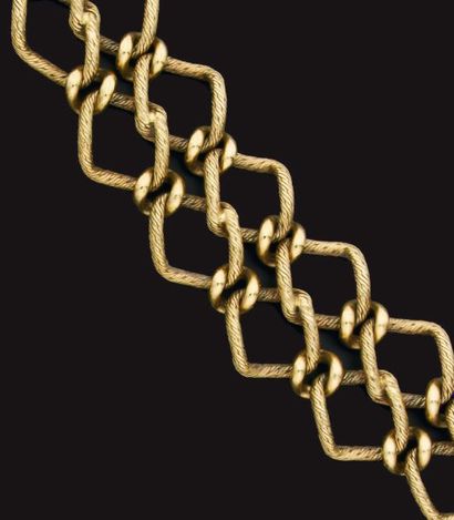 null Bracelet en or jaune formé de deux chaînes à maillons losangés et torsadés....