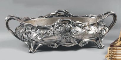 Victor SAGLIER Jardinière ovale quadripode, avec sa doublure, en métal argenté décorée...