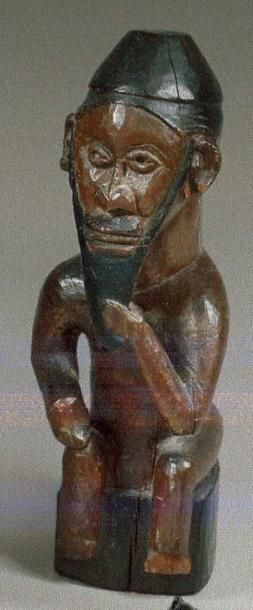 CONGO Statuette. Homme assis tenant sa barbiche de la main droite. Bois à patine...