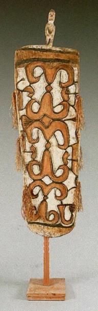 Nouvelle Guinée Grand bouclier à décor de motifs symboliques et orné d'un petit personnage...