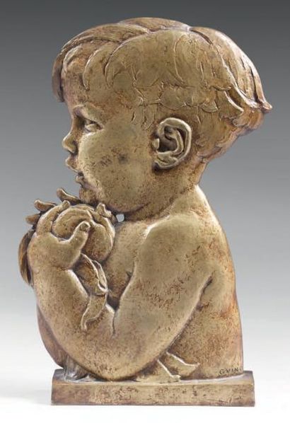 Richard GUINO (1890-1973) Profil d'enfant à la pomme. Bas-relief en bronze doré,...