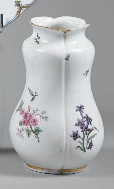 VINCENNES Vase à oignons, dit «vase Indien», en porcelaine tendre à décor polychrome...