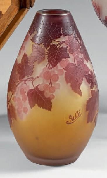 null Etablissements GALLE Vase ovoïde à fond plat. Epreuve en verre multicouche brun,...
