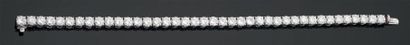 null Bracelet ligne articulé en platine orné de quarante diamants de taille brillant...