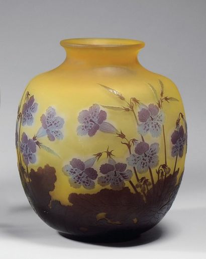 Émile GALLÉ (1846-1904) Vase à corps ovoïde épaulé et col galbé. Epreuve en verre...