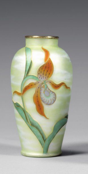 Eugène FEUILLATRE (1879-1916) Vase en métal à corps ovoïde épaulé et col annulaire....