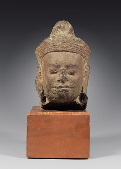 null Fragment de tête de bouddha en grès gris, la coiffe surmontée d'un chignon conique....