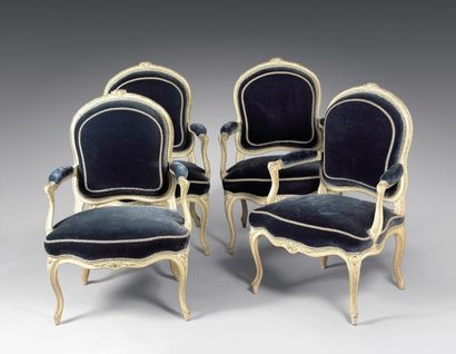 null Suite de quatre fauteuils à la Reine en bois mouluré relaqué crème rechampi...