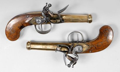 null Paire de pistolets à silex. Canons octogonaux en bronze à bourrelet à la bouche,...