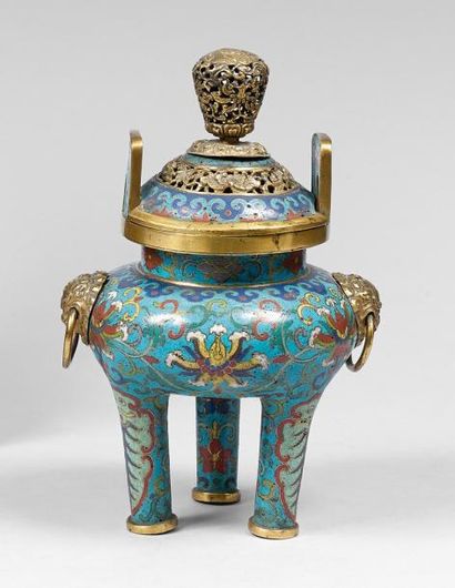 CHINE Brûle-parfum couvert et tripode en bronze doré et émaux cloisonnés décoré en...