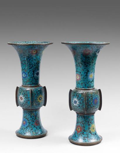 CHINE Paire de vases de forme «gu» en bronze et émaux cloisonnés décorés en polychromie...