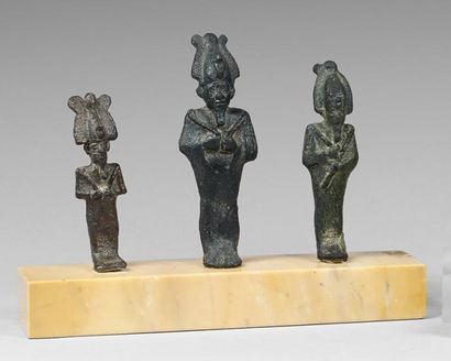 null Lot composé de trois statuettes représentant le dieu Osiris momiforme portant...
