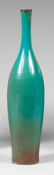 Suzanne RAMIE (1907-1974) pour MADOURA (céramiste) Vase soliflore de forme bouteille...