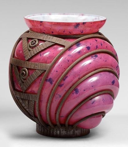 DAUM Nancy & L. MAJORELLE Important vase boule en verre soufflé rose à décor d'inclusions...