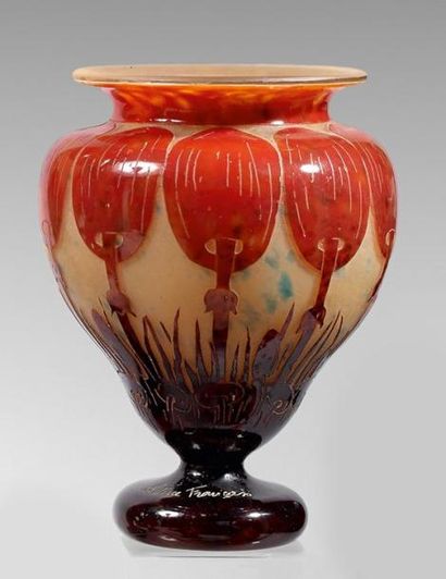 LE VERRE FRANÇAIS Vase balustre sur piédouche à col resserré et évasé. Epreuve en...