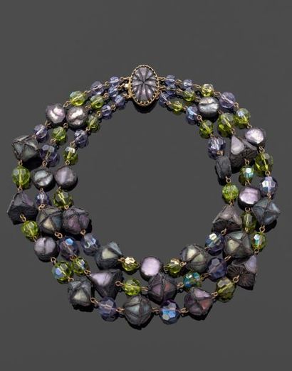 Attribué à Line VAUTRIN (1913-1997) Collier à trois rangs de perles facettées vertes...