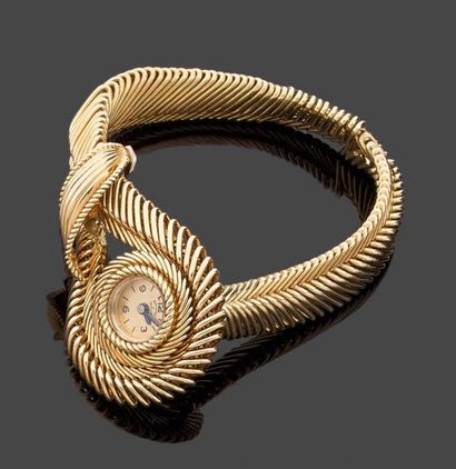 VAN CLEEF & ARPELS Bracelet montre en filins d'or jaune formant boucle. Cadran rond...
