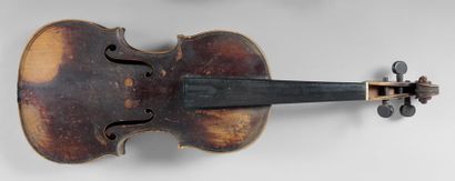 null Violon fait vers 1820, étiquette apocryphe de Pique. Table et fond à double...