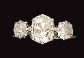 null Délicate bague en platine, ornée de trois diamants de taille ancienne en serti...