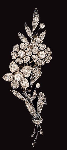  Broche en or et argent, composée d'un bouquet de fleurs d'églantine, pistils, feuilles,...