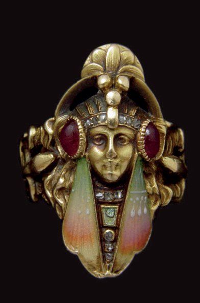  Délicate bague en or guilloché et émail polychrome, représentant le buste de Cléopâtre...