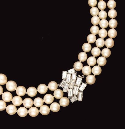  Collier triple rangs de perles de culture (cinquante et une ; quarante-sept ; quarante-trois)...