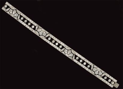 null "BRACELET souple en platine formé d'un ruban ajouré d'une ligne de diamants...