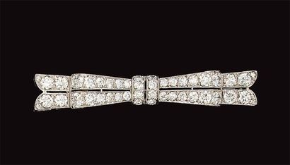 null "BROCHE stylisant un noeud en platine et or gris entièrement sertie de diamants...