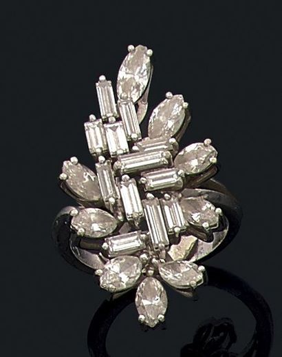 null Bague en or gris (750) ornée de vingt-et-un diamants de tailles navette ou baguette,...
