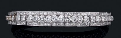 null Bracelet ruban articulé en or gris (750) ornée d'une ligne de diamants de taille...