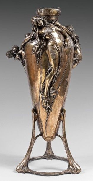 ALLEMAGNE Hugo MEINHARDT (XIXème-XXème siècles) Grand vase décoratif en métal argenté...