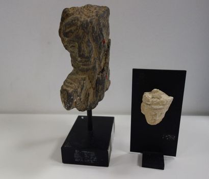 null Lot de deux sculptures: - Buste de personnage (fragment de haut relief) en schiste....