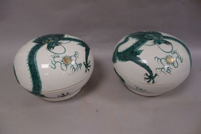 CHINE Paire de boîtes rondes couvertes en porcelaine polychrome à décor de dragons...