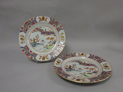 CHINE Deux assiettes en porcelaine à décor polychrome de fleurs ou d'un paysage avec...