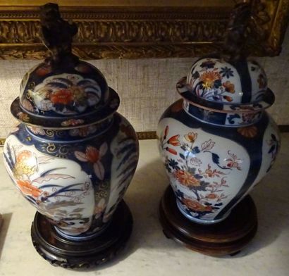 CHINE Paire de potiches couvertes en porcelaine à décor Imari. Epoque XIXème siècle....