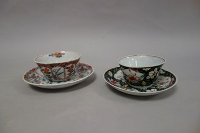 COMPAGNIE DES INDES Deux sorbets et leurs soucoupes en porcelaine à décor floral...