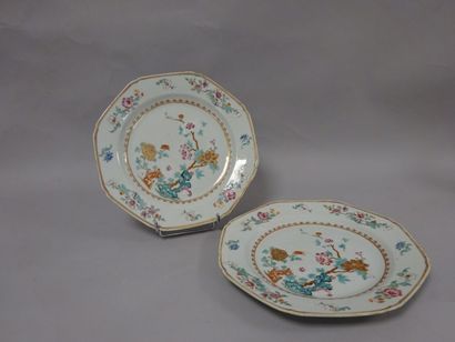 COMPAGNIE DES INDES Paire d'assiettes octogonales en porcelaine à décor floral et...