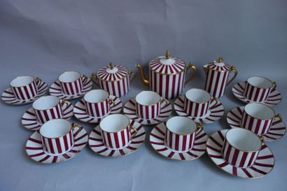 LIMOGES Service à thé en porcelaine blanche émaillée polychrome à décor de rayures,...