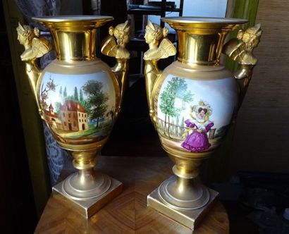 PARIS Paire de vases de forme ovoïde en porcelaine blanche à décor polychrome de...