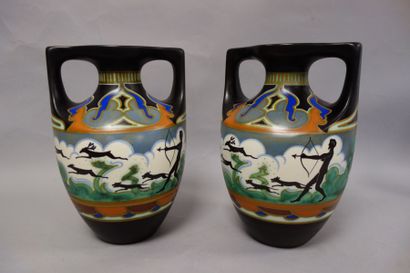 ROYAL GNEDEWAAGEN, HOLLANDE Paire de vases en céramique polychrome et noire à panse...