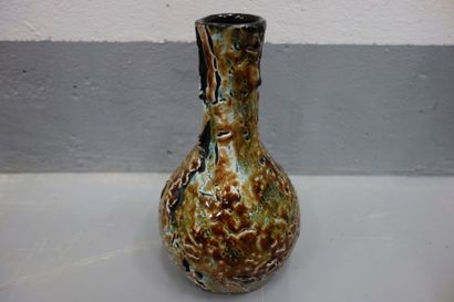 Jean BESNARD (1889-1958) Vase bulbe en grès émaillé polychrome. Signé sous la base....
