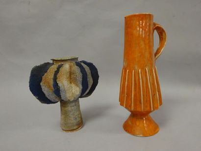 Jeannine NATHAN (née en 1924) Pichet en céramique émaillée orange reposant sur un...