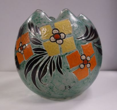 LEGRAS Vase boule à col volanté en verre, à décor émaillé d'un motif floral stylisé...