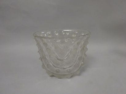 LALIQUE Vase modèle Vichy de forme méplat à bord évasé en verre blanc moulé et satiné....