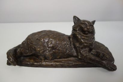 Louis RICHE (1877-1949) Chat allongé. Epreuve en bronze patiné brun, signée sur la...
