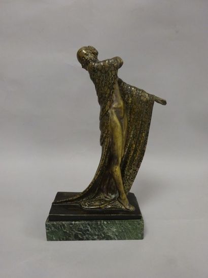 Hélène GRUNNE (XXème siècle) Femme à la draperie. Epreuve en bronze à patine nuancée...